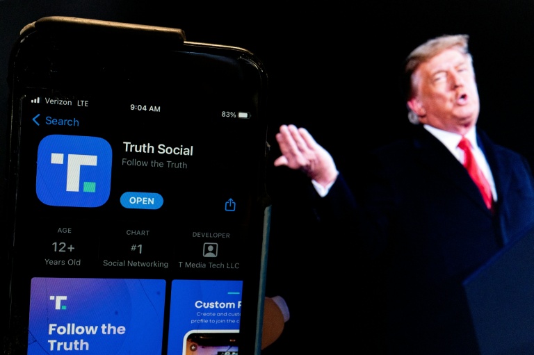Depuis son retour au pouvoir il y a un an, Donald Trump ne cesse de se mettre en scène sur sa plateforme Truth Social dans de fausses images générées par intelligence artificielle