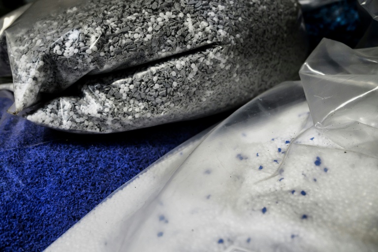 Des sacs de granulés de plastique dans l'usine Francia, spécialisée dans l'injection de plastique, le 16 avril 2026 à Bellignat, dans l'Ain