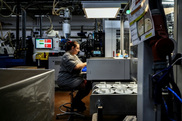 Une employée de l'usine Francia, spécialisée dans l'injection de plastique, le 16 avril 2026 à Bellignat, dans l'Ain 