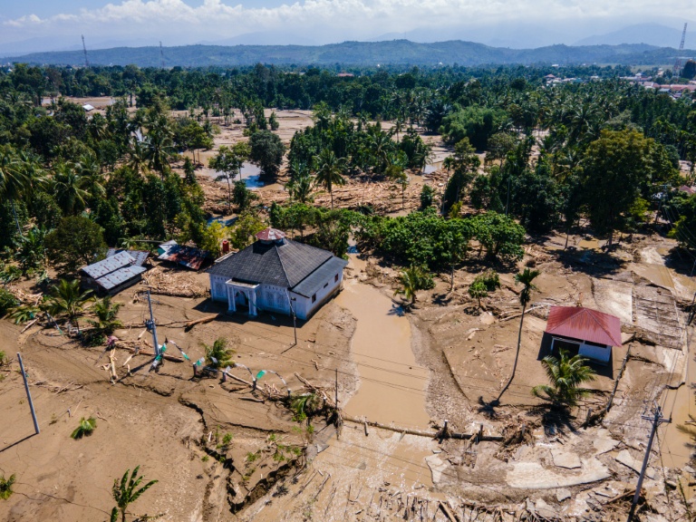 Vue aérienne d'une mosquée dans une zone inondée lors de crues soudaines à Meureudu, dans la province d'Aceh, en Indonésie, le 30 novembre 2025