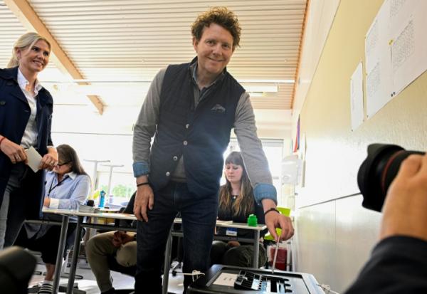 Halldor Benjamin Thorbergsson, un opposant à l'adhésion à l'UE, vote dans le cadre du référendum le 29 août 2026
