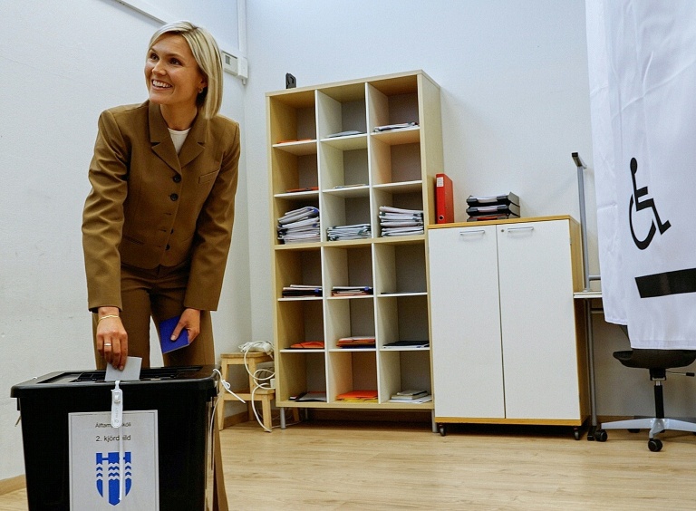 La Première ministre islandaise Kristrun Frostadottir vote lors d'un référendum sur une reprise des négociations d'adhésion à l'UE, le 29 août 2026  à Reykjavik 
