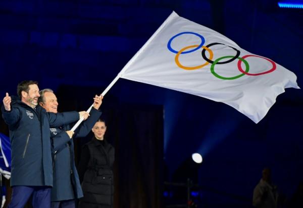 Les présidents des régions Auvergne-Rhône-Alpes, Fabrice Pannekoucke (g) et
Provence-Alpes-Côte d’Azur, Renaud Muselier, hôtes des Jeux d'hiver 2030, lors de la cérémonie de clôture de JO de Milan Cortina, le 23 février 2026 à Vérone