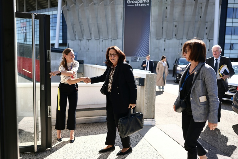 La ministre française des Sports Marina Ferrari (C) et l'ancien Premier ministre Michel Barnier (D) à leur arrivée à la réunion du comité exécutif consacré à l'organisation des JO-2030 dans les Alpes, le 10 septembre 2026 à Décines-Charpieu