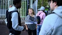 La militante écologiste suédoise Greta Thunberg parle avec des élèves devant le lycée Paul-Eluard à Saint-Denis, en Seine-Saint-Denis, le 13 octobre 2026