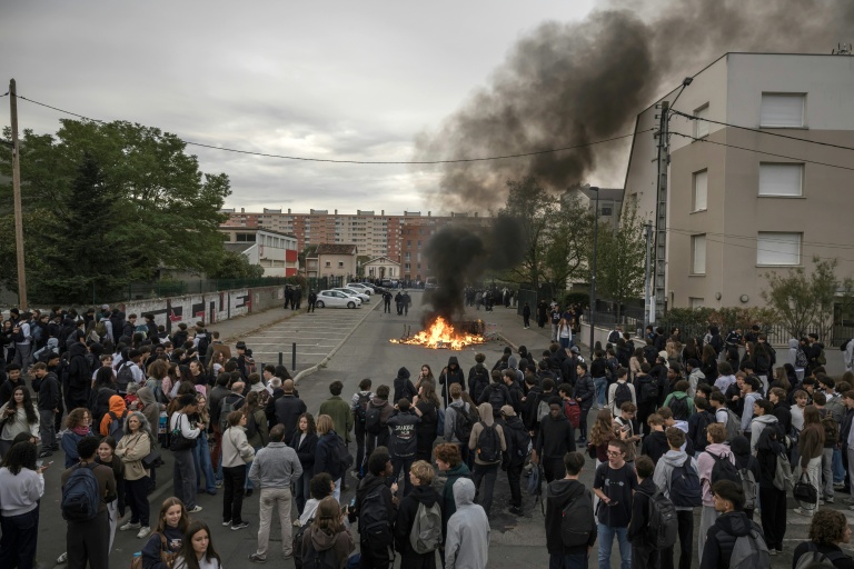 Des manifestants devant le lycée Toulouse Lautrec, à Toulouse le 12 octobre 2026