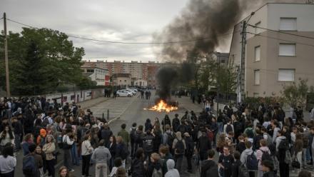 Des manifestants devant le lycée Toulouse Lautrec, à Toulouse le 12 octobre 2026