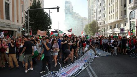 Des manifestants propalestiniens envahissent la rue pendant la 21e et dernière étape du Tour d'Espagne cycliste, le 14 décembre 2025 à Madrid