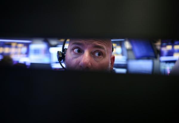 Un trader à l'oeuvre à la Bourse de New York le 24 avril 2026