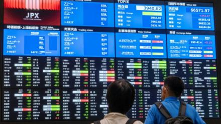Des panneaux indiquent les cours boursiers et les indicateurs économiques à la Bourse de Tokyo, le 1er juin 2026