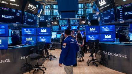 Traders sur le parquet du New York Stock Exchange (NYSE) le 11 juin 2026 à New York.