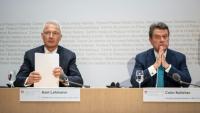 Le président de Credit Suisse Axel Lehmann (G) et celui d'UBS lors d'une conférence de presse à Berne, le 19 mars 2023 