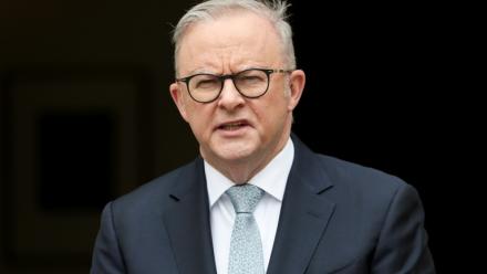 Le Premier ministre australien Anthony Albanese s'exprime lors d'une conférence de presse à Canberra, le 6 octobre 2025