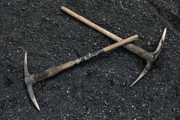 Des pioches sur un lit de fragments de charbon, près de l'entrée de la mine illégale Golfview, à Ermelo, en Afrique du Sud, le 25 septembre 2025