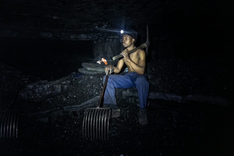 Un mineur dans la mine illégale de charbon de Golfview à Ermelo en Afrique du Sud le 25 septembre 2025