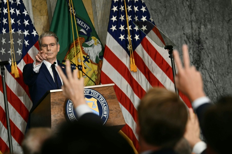 Le ministre américain des Finances, Scott Bessent, répond aux questions des journalistes lors d'une conférence de presse, à Washington, le 24 août 2026