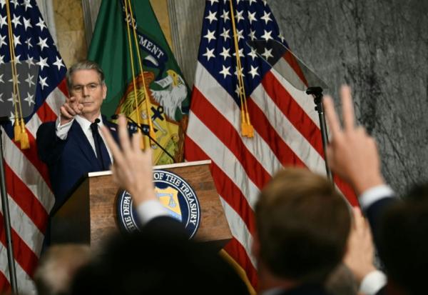 Le ministre américain des Finances, Scott Bessent, répond aux questions des journalistes lors d'une conférence de presse, à Washington, le 24 août 2026