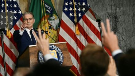 Le ministre américain des Finances, Scott Bessent, répond aux questions des journalistes lors d'une conférence de presse, à Washington, le 24 août 2026