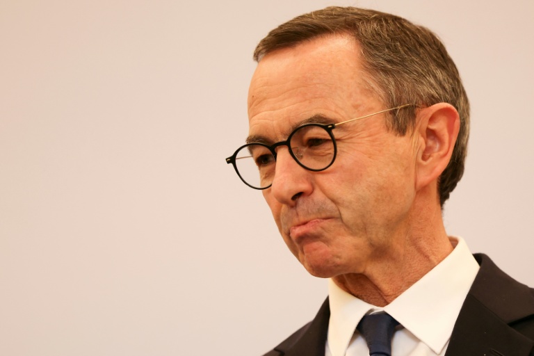 Le ministre de l'Intérieur sortant et président des Républicains (LR), Bruno Retailleau, lors de la cérémonie de passation de pouvoir avec son successeur au ministère de l'Intérieur, place Beauvau, à Paris, le 13 octobre 2025