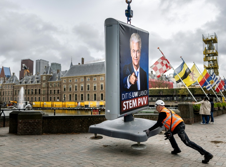 Un employé installe une affiche électorale du leader néerlandais du Parti pour la liberté (PVV) d'extrême droite, Geert Wilders, dans une rue de La Haye, le 6 octobre 2025