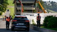 La police suisse sécurise l'accès au complexe hôtelier de luxe du Bürgenstok (en haut à droite), avant les pourparlers de paix entre l'Iran et les Etats-Unis, le 19 juin 2026 