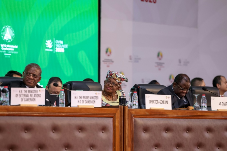 (g-d) Le Premier ministre camerounais Joseph Dion Ngute, la directrice générale de l'OMC, Ngozi Okonjo-Iweala et le ministre du Commerce camerounais Luc Magloire Atangana assistent à la conférence ministérielle de l'OMC à Yaoundé, le 26 mars 2026 au Cameroun