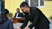 Balendra Shah, prétendant au poste de Premier ministre,  vote lors des élections législatives népalaises à Katmandou, le 5 mars 2026