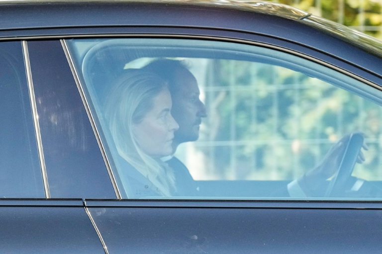 Le prince héritier Haakon et son épouse Mette-Marit à leur arrivée à l'hôpital, où est hospitalisé le roi Harald de Norvège, le 27 août 2026.

