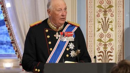 Le roi Harald de Norvège prononce un discours à un dîner de gala à Oslo le 8 avril 2025.

