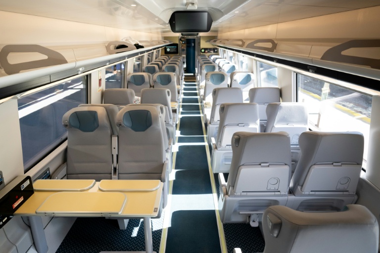 L'intérieur de l'Amtrak NextGen Acela, train à grande vitesse produit par Alstom, à la gare Union Station à Washington, le 27 août 2025