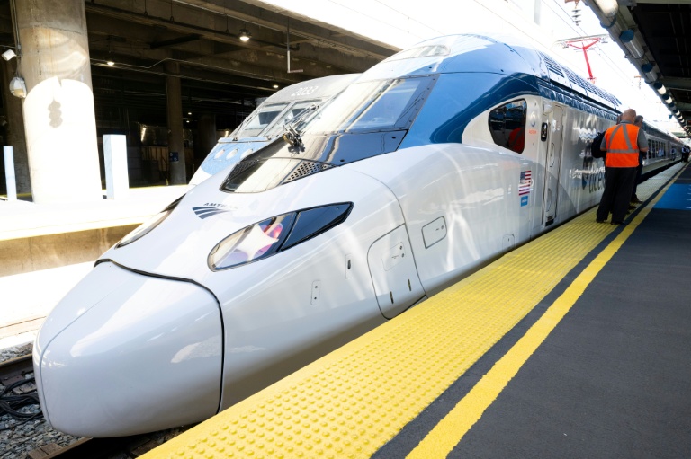 Un Amtrak NextGen Acela, nouveau train à grande vitesse Alstom reliant Washington et Boston via New York, à la gare Union Station de Washington, le 27 août 2025