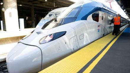 Un Amtrak NextGen Acela, nouveau train à grande vitesse Alstom reliant Washington et Boston via New York, à la gare Union Station de Washington, le 27 août 2025