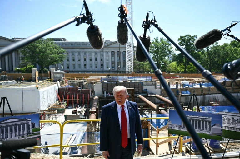 Le président des Etats-Unis Donald Trump s'adresse à la presse sur le chantier d'une future salle de bal à la Maison Blanche, le 19 mai 2026.