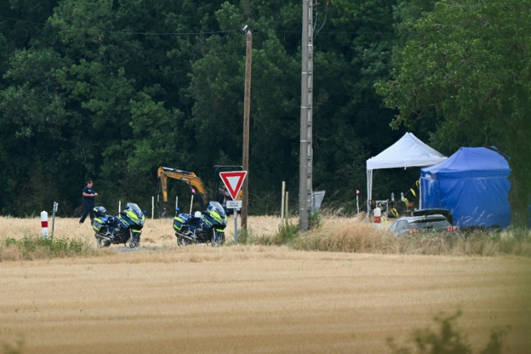 Des véhicules de la gendarmerie et une pelleteuse sur le site où sont menées des recherches pour retrouver la dépouille de Delphine Jubillar, disparue en décembre 2020, à Villeneuve-sur-Vère, le 17 juillet 2026 dans le Tarn