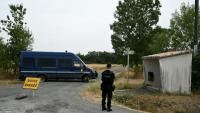 Un gendarme monte la garde sur une route barrée menant au site des recherches pour retrouver le corps de Delphine Jubillar, disparue en décembre 2020, à Villeneuve-sur-Vère, le 16 juillet 2026 dans le Tarn