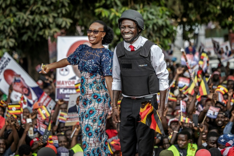 Le leader de l'opposition ougandaise et candidat à la présidentielle Bobi Wine et son épouse Barbara Kyagulanyi lors du dernier meeting de campagne de leur parti, le 12 janvier 2026 à Kampala