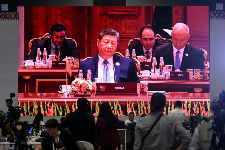 Le président chinois Xi Jinping sur un écran géant de la salle de presse lors du sommet des BRICS, le 12 septembre 2026 à New Delhi