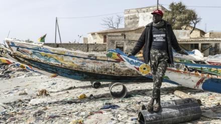 Le pêcheur Ibrahima Mar sur un quai de pêche à Rufisque, le 3 mars 2026, au Sénégal
