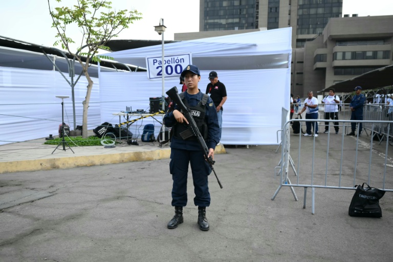 Un militaire se tient devant un bureau de vote lors de la présidentielle au Pérou, le 12 avril 2026 à Lima 