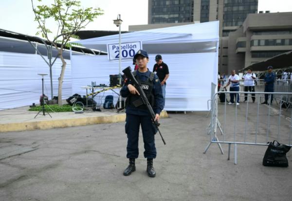 Un militaire se tient devant un bureau de vote lors de la présidentielle au Pérou, le 12 avril 2026 à Lima 