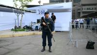 Un militaire se tient devant un bureau de vote lors de la présidentielle au Pérou, le 12 avril 2026 à Lima 