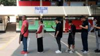 Des électeurs font la queue dans un bureau de vote lors de l’élection présidentielle à Lima, le 12 avril 2026
