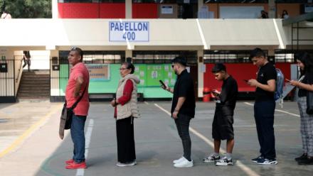 Des électeurs font la queue dans un bureau de vote lors de l’élection présidentielle à Lima, le 12 avril 2026
