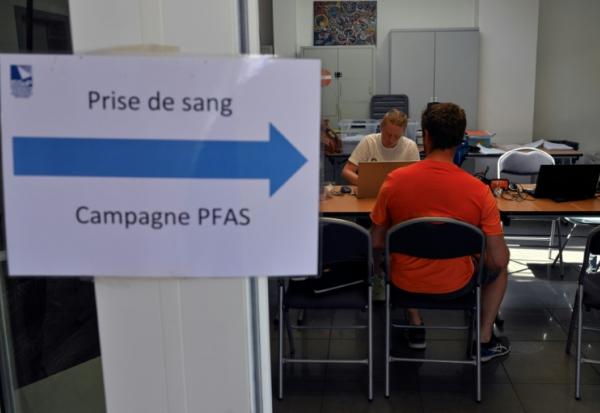 Au cours d'une campagne de détection de PFAS dans les corps humains, à Braine-le-Château, en Belgique, le 19 juin 2025