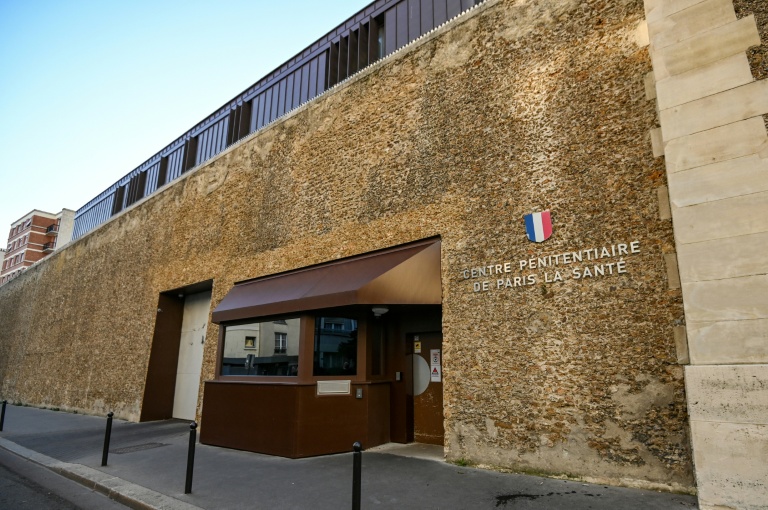 Dès que Nicolas Sarkozy aura été écroué à la prison de la Santé, autour de laquelle un important dispositif de sécurité doit être déployé, ses avocats déposeront une demande de mise en liberté
