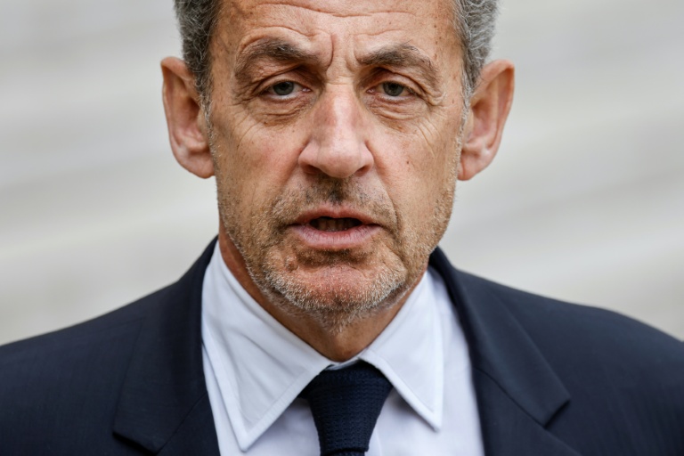L'ancien président français Nicolas Sarkozy s'adresse à la presse à sa sortie d'une réunion au palais de l'Elysée, à Paris, le 25 février 2022