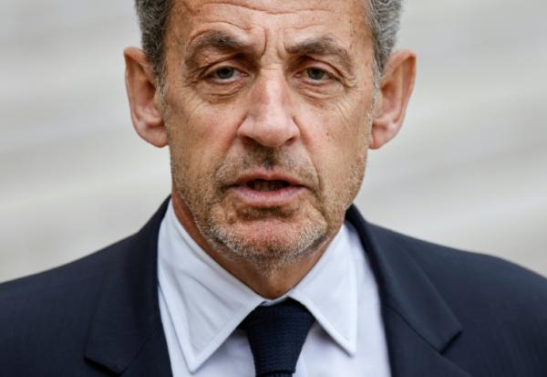 L'ancien président français Nicolas Sarkozy s'adresse à la presse à sa sortie d'une réunion au palais de l'Elysée, à Paris, le 25 février 2022