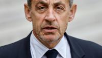 L'ancien président français Nicolas Sarkozy s'adresse à la presse à sa sortie d'une réunion au palais de l'Elysée, à Paris, le 25 février 2022