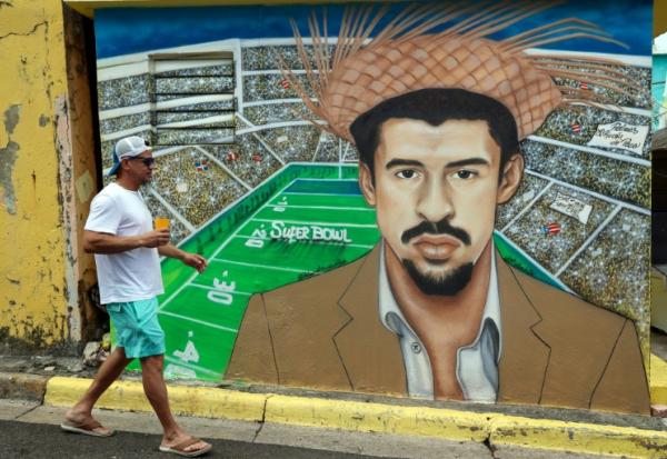 Un homme passe devant une fresque représentant le chanteur portoricain Bad Bunny à San Juan, capitale de Porto Rico, le 8 février 2026