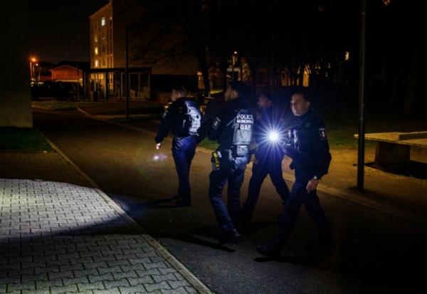 Des agents de police municipale patrouillent dans la cité Gabriel-Péri à Saint-Denis, en banlieue nord de Paris, le 22 janvier 2026